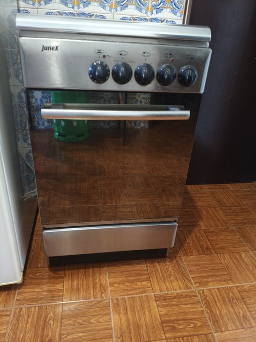 Vendo frigorífico pequeno e um fogão elétrico