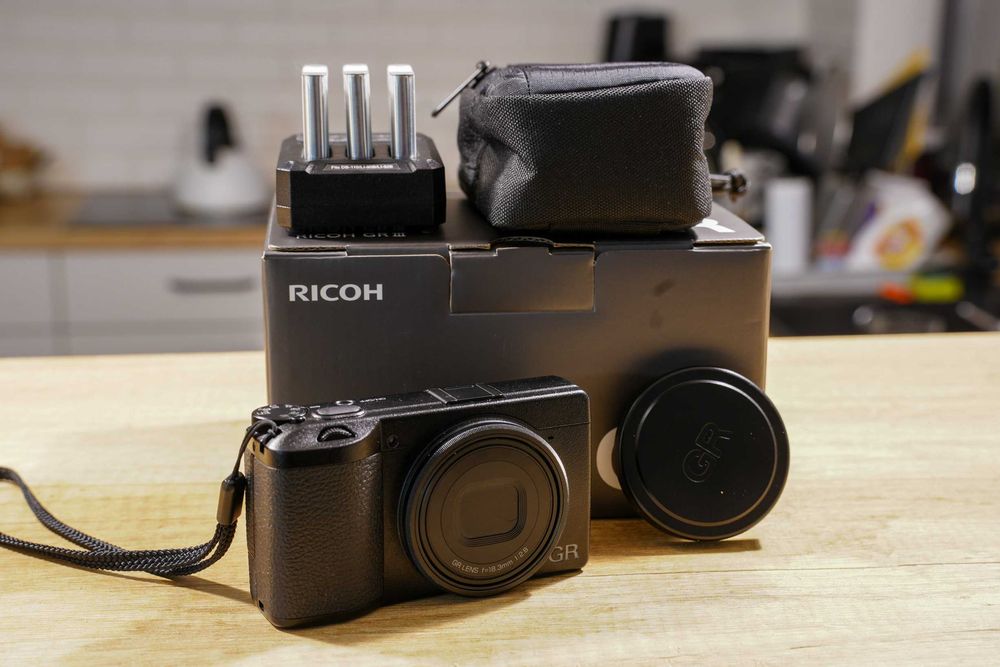 Aparat kompaktowy Ricoh GR III - gwarancja, baterie, akcesoria