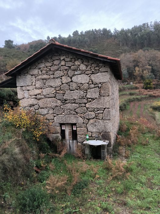 Quinta Rústica à Venda - 1 hectare de terreno. 

Descrição:  
Vende