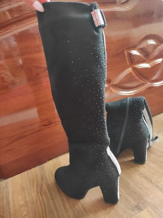 Чоботи замшиві,зимові.