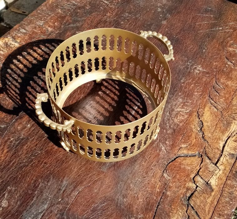 Suporte de vasos em metal dourado trabalhado,
Diâmetro