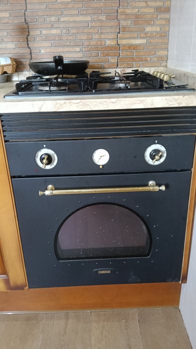 Forno elétrico preto encastrar Zanussi