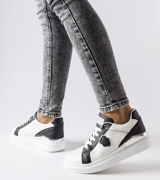 Biało-czarne sneakersy ze srebrnym akcentem Via