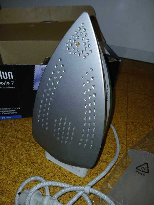 Ferro de engomar a vapor da Braun