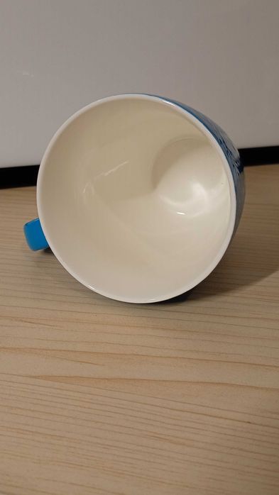 Kubek ceramiczny błękitny, motyw sweterka, prążkowany, 330 ml.