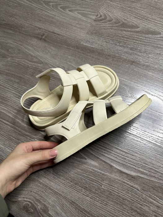 Кремові босоніжки