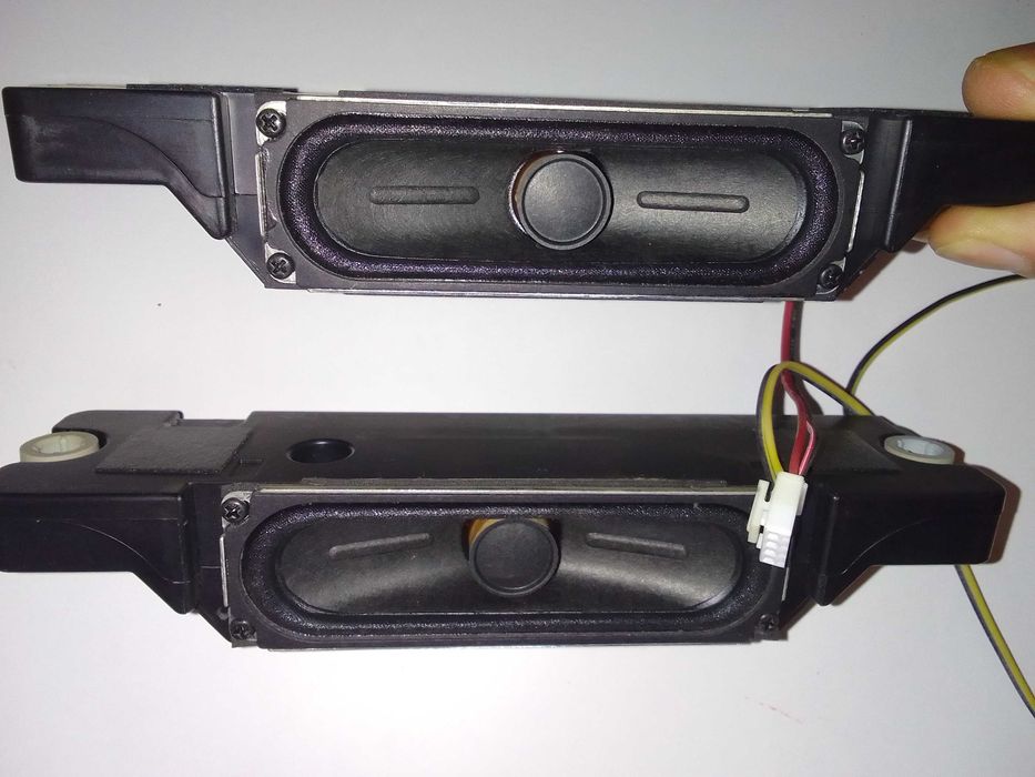 Komplet głośników szerokopasmowych 6Ohm 10W w obudowie..od tel.SAMSUNG