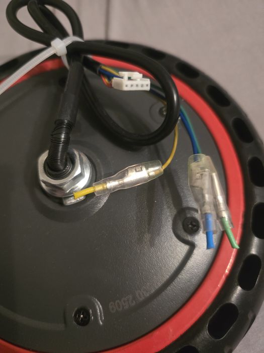 Przedstawiony przedmiot to silnik w piaście koła do hulajnogi elektryc