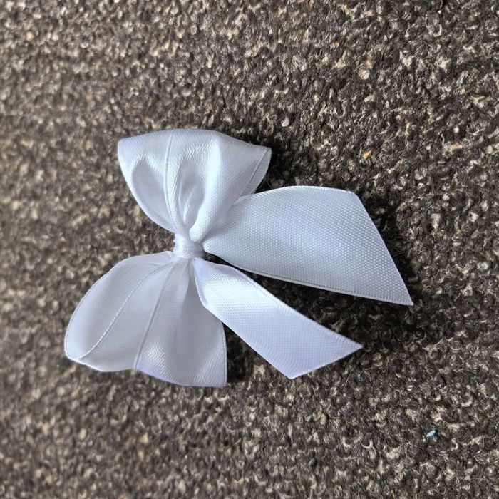 Białe Kokardki na wódkę weselną