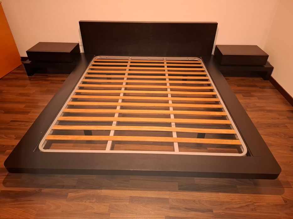 Cama king size com mesas cabeceira