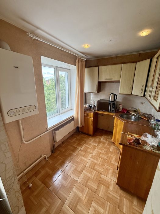 Продається 3-кімнатна квартира з індивідуальним опаленням. Центр міста