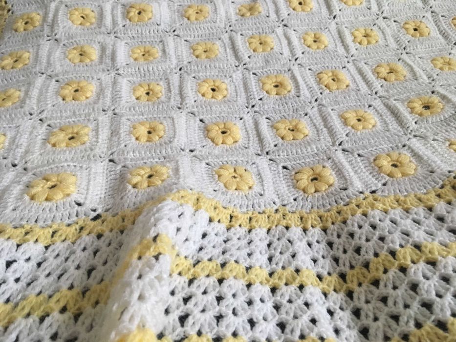 Manta Amarela e Branca para Cama de Bebé