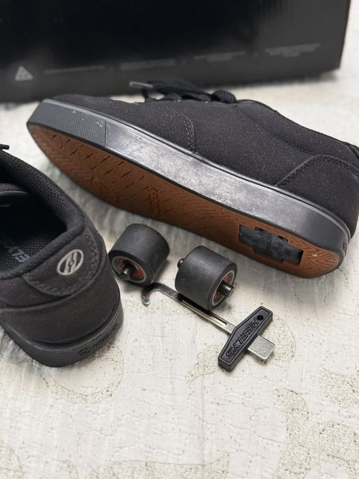 Heelys роликові кеди.