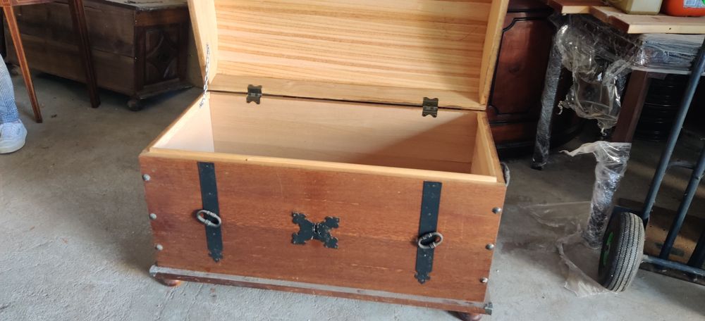 Baú em madeira antigo