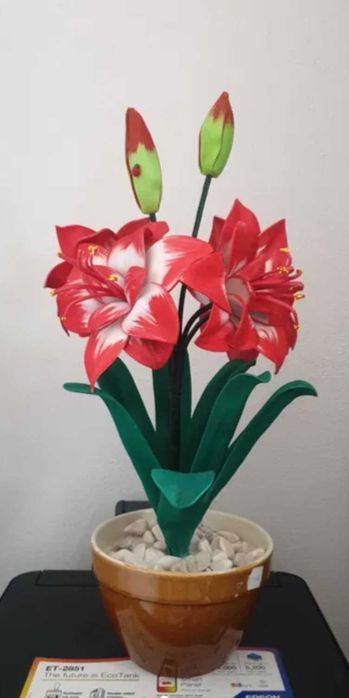 Arranjos de flores feitos em EVA.