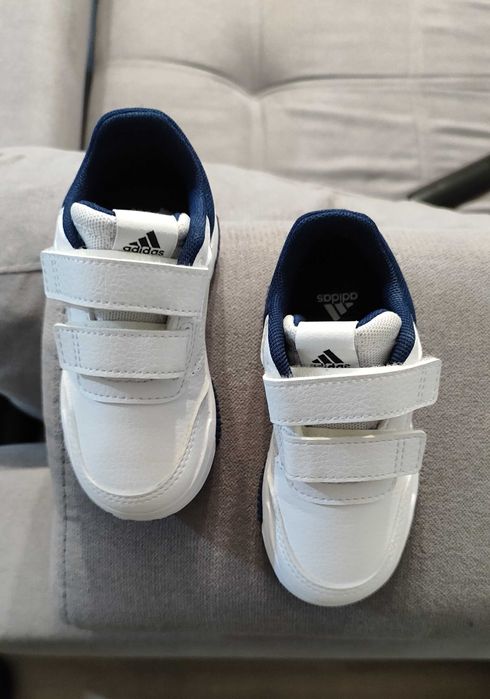 Adidas tamanho 23.5