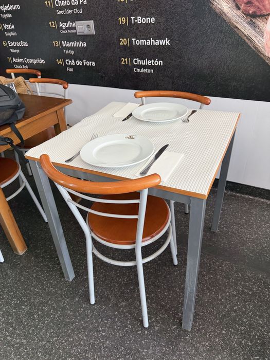 Mesas e cadeiras de restaurante