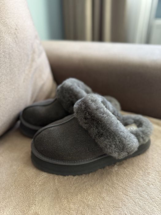 Сірі уги від UGG