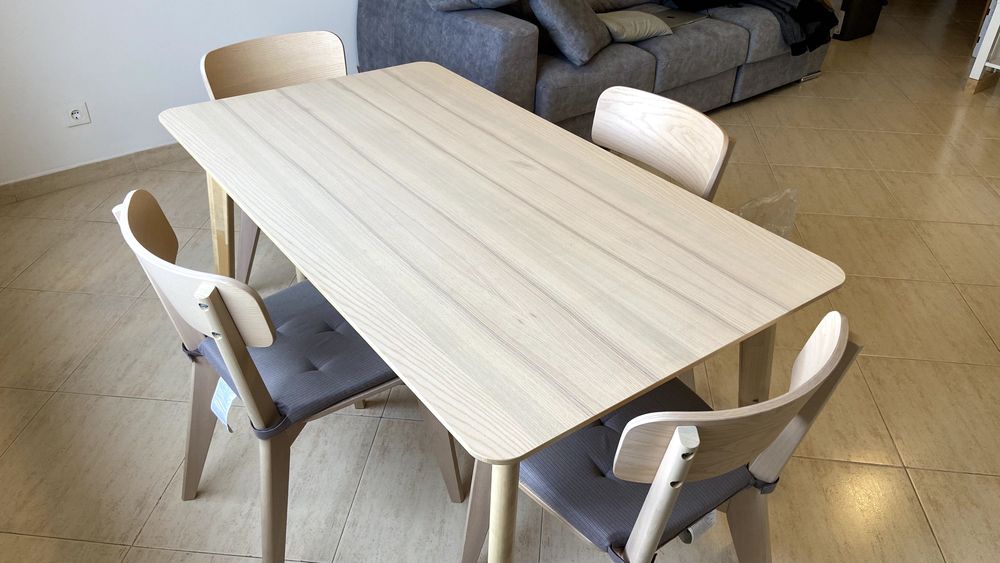 Mesa e 4 cadeiras IKEA Lisabon – 2,0 × 0,7 m – Como Nova
