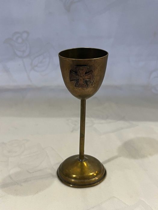 Niemiecki kieliszek do wódki z symbolem III Rzeszy