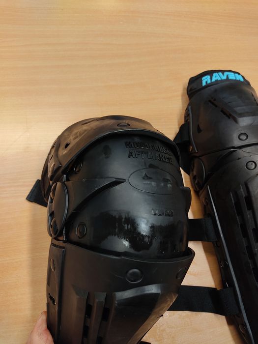 Шарнирные наколенники Raven