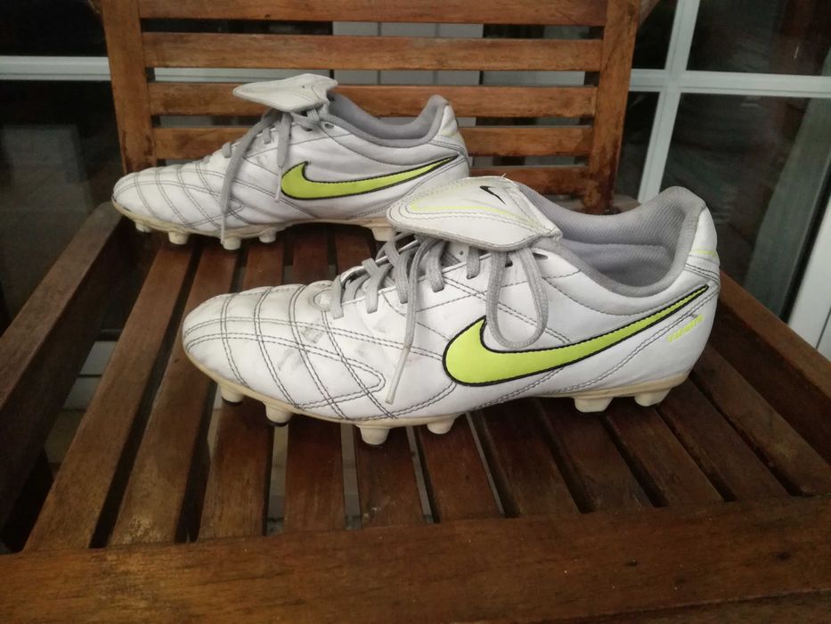 Chuteiras com pitons tênis sapatilhas para futebol da Nike Tiempo