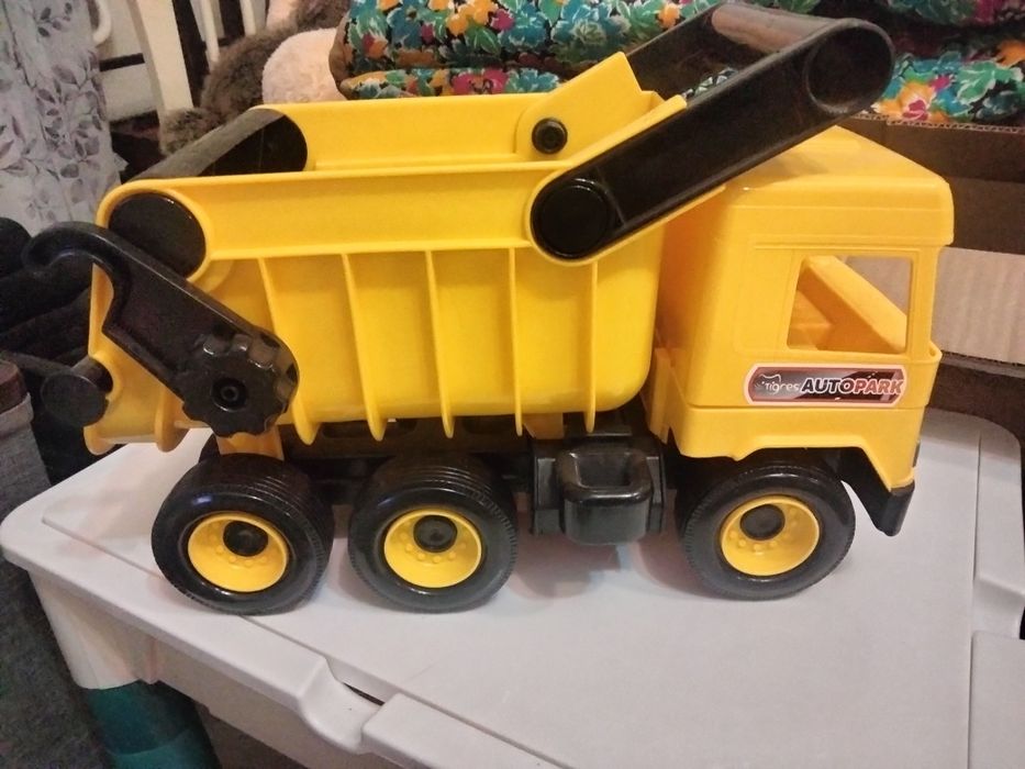 Самосвал игрушечный