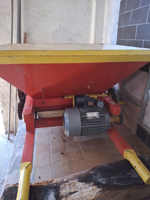 Esmagador de uvas elétrico