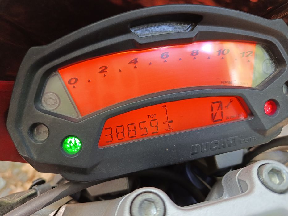 Ducati  Monster 696 (2009)    Vendo ou troco por automóvel.