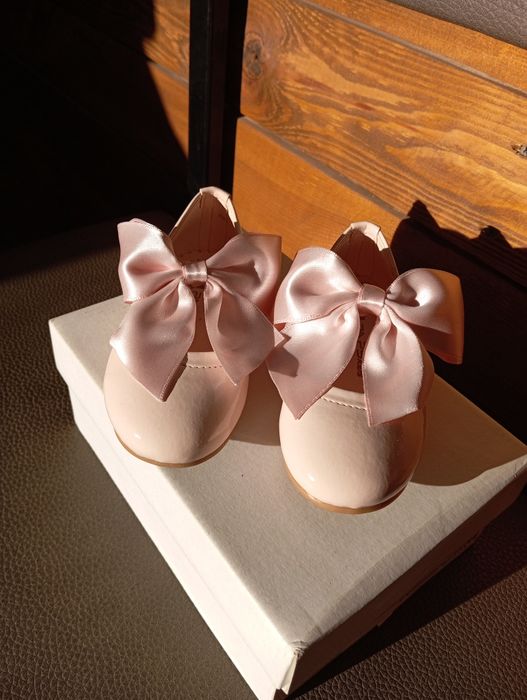 Дуже красиві туфельки  для дівчинки
