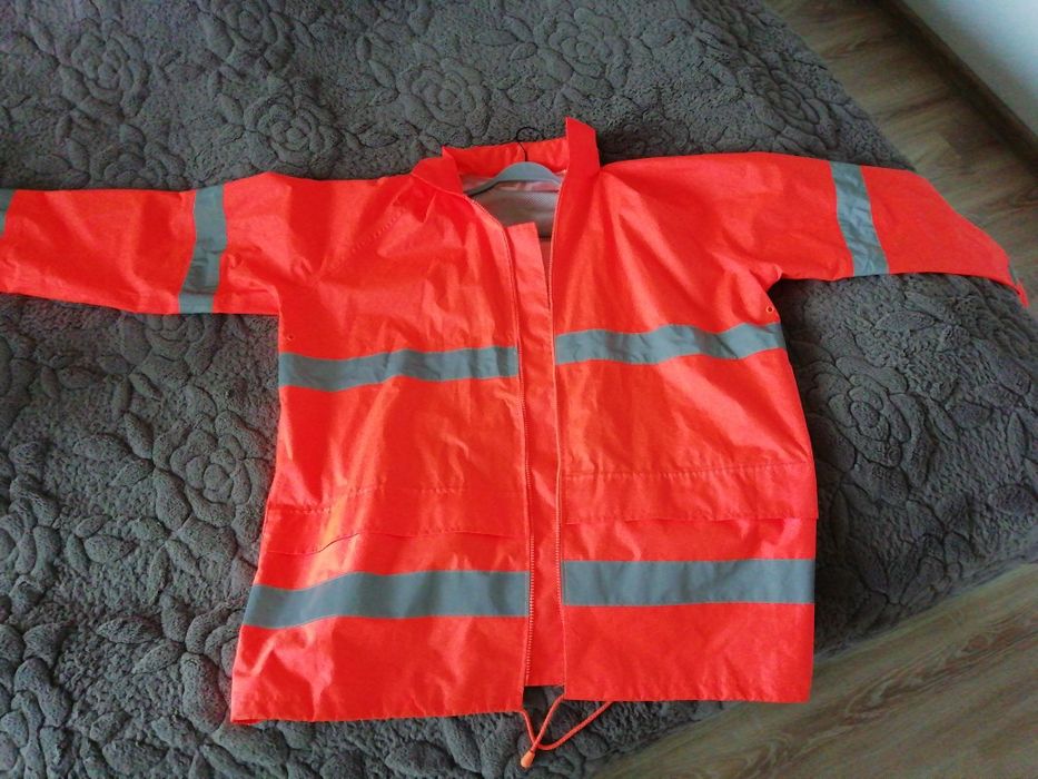 Kurtka przeciwdeszczowa z kapturem