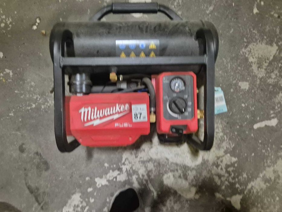 Kompresor AKU Milwaukee M18 FAC + bateria 12.0 Ah