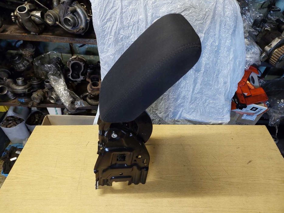 Podłokietnik czarny + stelaż Audi A4 B8