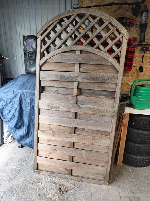 Płot szczelny z łukiem