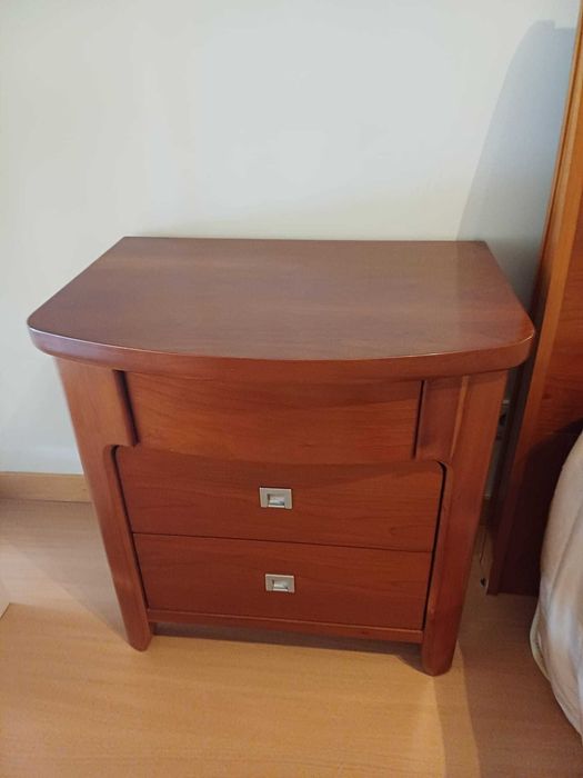 Mobília de quarto em cerejeira: cómoda, mesas de cabeceira e cama