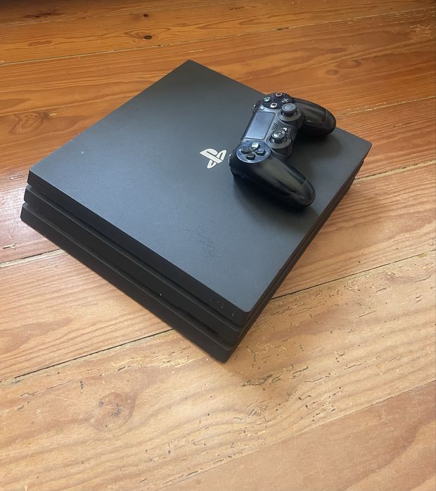 PS4 Pro com jogo e comando