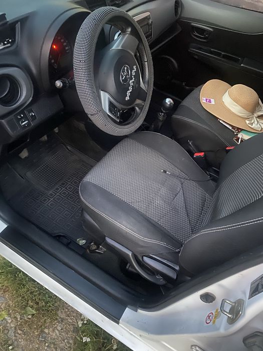Тойота yaris 2013р