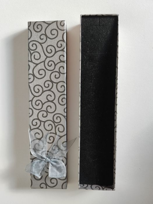 Szare eleganckie pudełko na biżuterię prezent