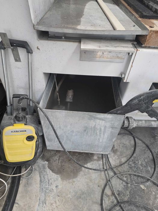 Maquina CNC 5 eixos corte de pedra como nova  Com sistema de filtragem