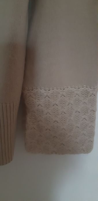 Светер біжоврго кольору