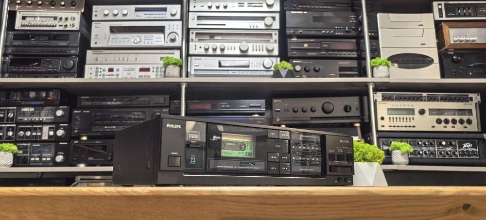 Касетний програвач Philips FC561