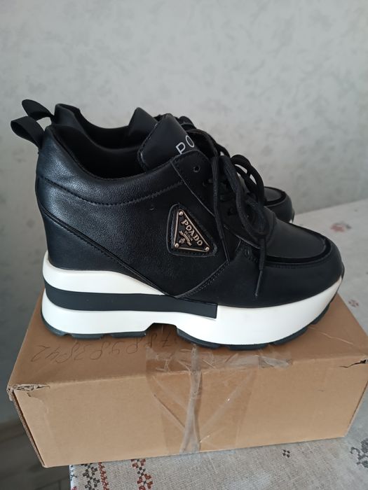 Продам жіночі снікерси