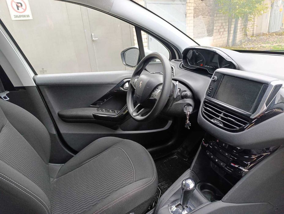 Peugeot 208 2017 року 1.2 л./бензин