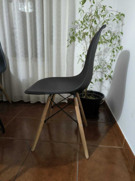 6 Cadeiras de Mesa de Jantar Pretas com Pés em Madeira – Como Novas