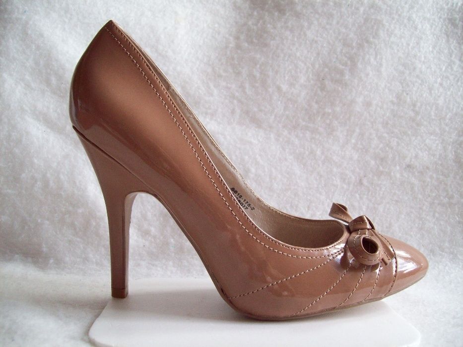 Туфлі бежеві лак нюд нові, устілка 26,5 см.