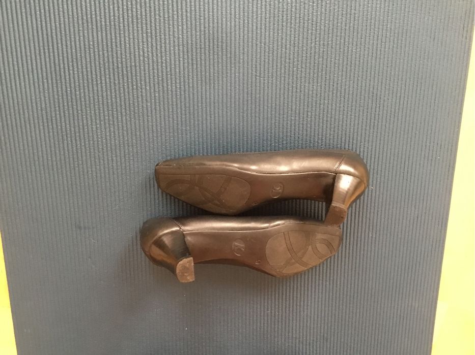 Skórzane buty na obcasie z Clarks