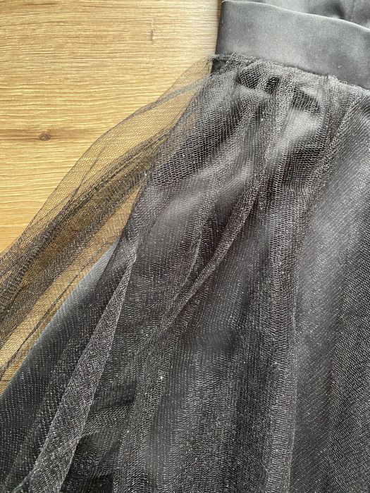 Czarna sukienka z brokatowym tiulem