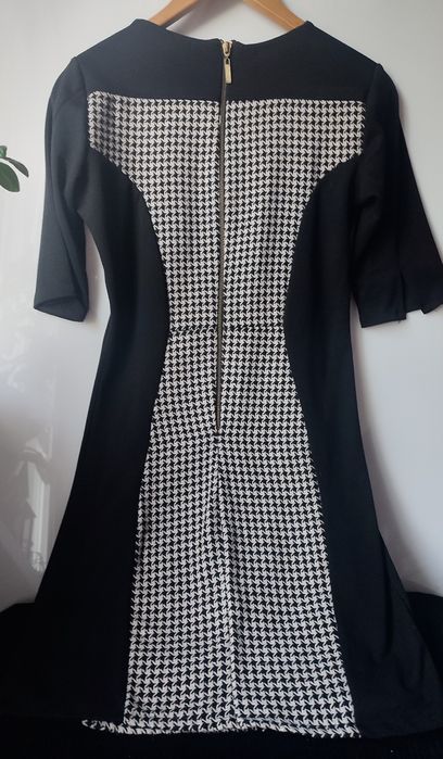 Sukienka czarna elegancka pepitka biuro złoty łańcuszek M