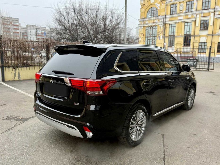 Оренда Mitsubishi Outlander PHEV від доби