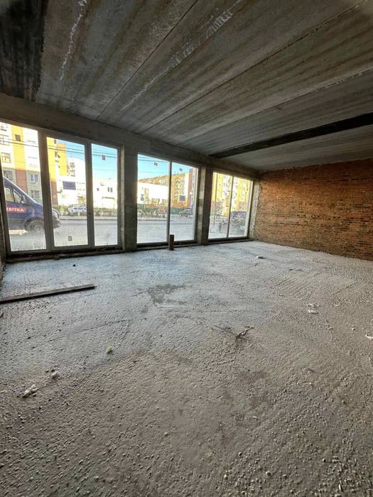 Продаж комерційного приміщення м.Ужгород при центр дорозі